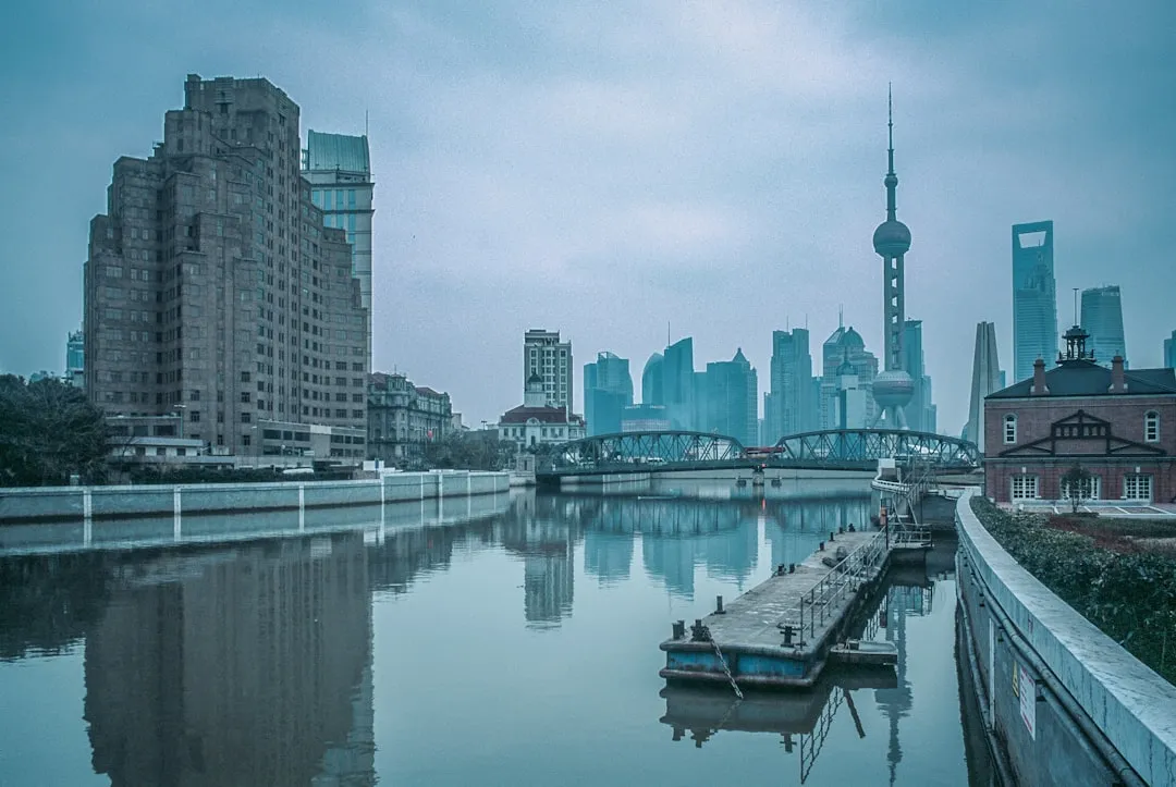 重庆商业摄影服务全解析:产品拍摄与空间摄影技术要点